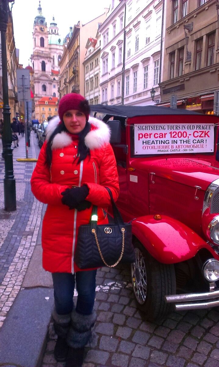 ,   Elena, 32 ,  