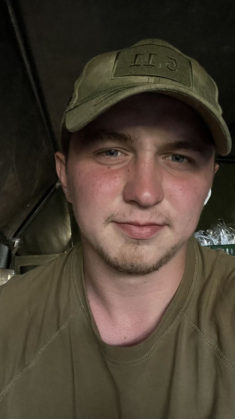  35681460  Ignat, 22 ,    