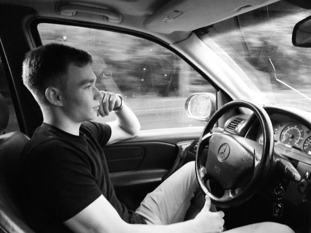  28367940  Mikhail, 27 ,    