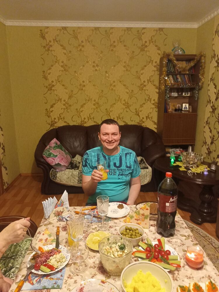  42229130  Alexander, 37 ,    
