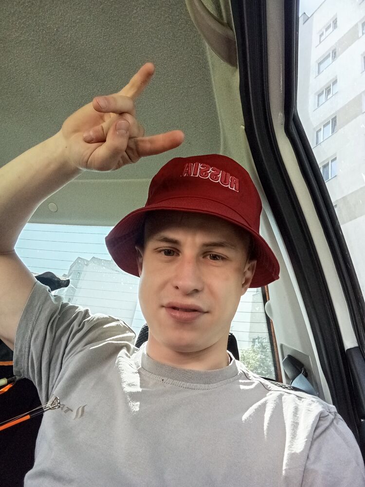  52017130  Anton, 25 ,    