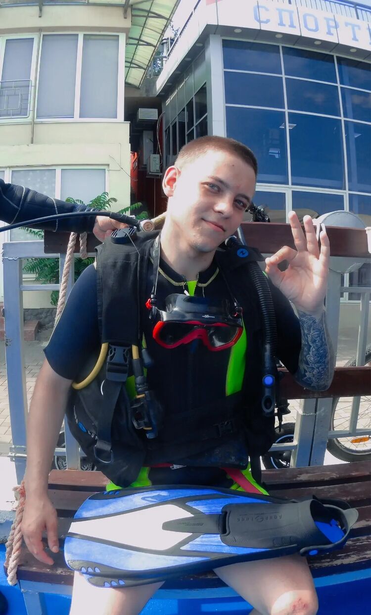  32833860  Ilya, 24 ,    