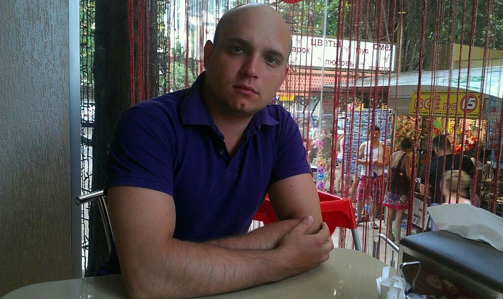  15894040  Konstantine, 40 ,    