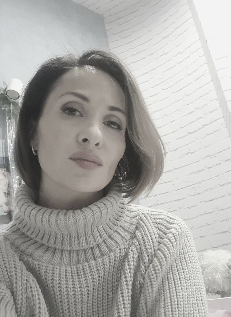  49255130  Elena, 44 ,    