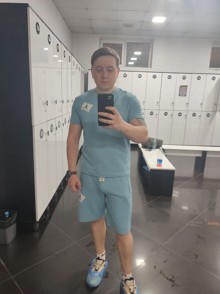  ,   Anton, 32 ,   ,   