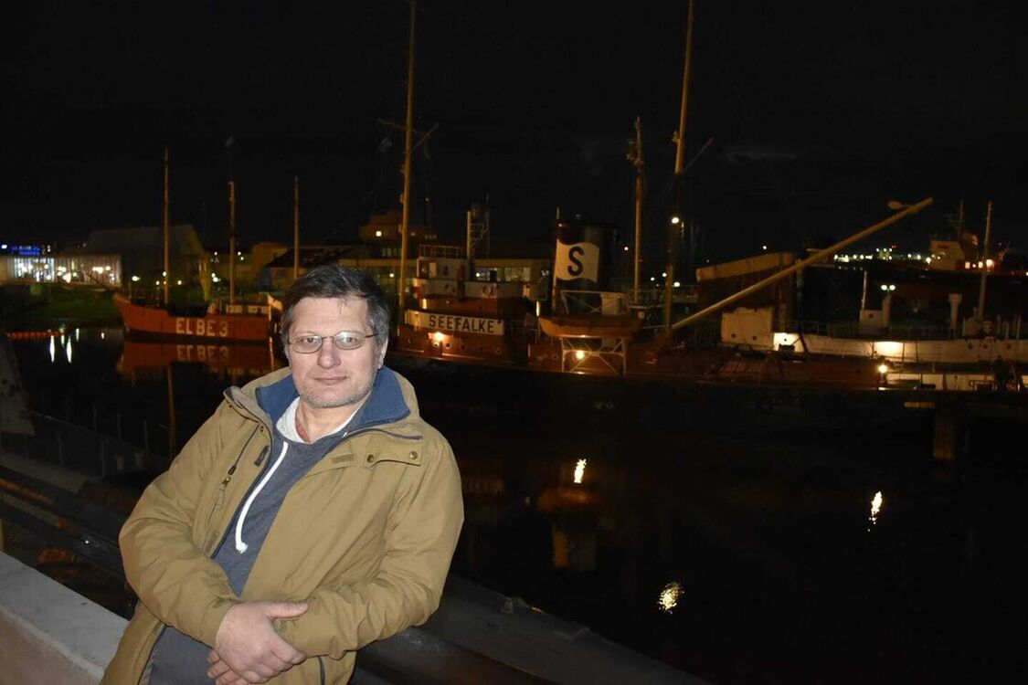  21300910  Ivan, 54 ,    