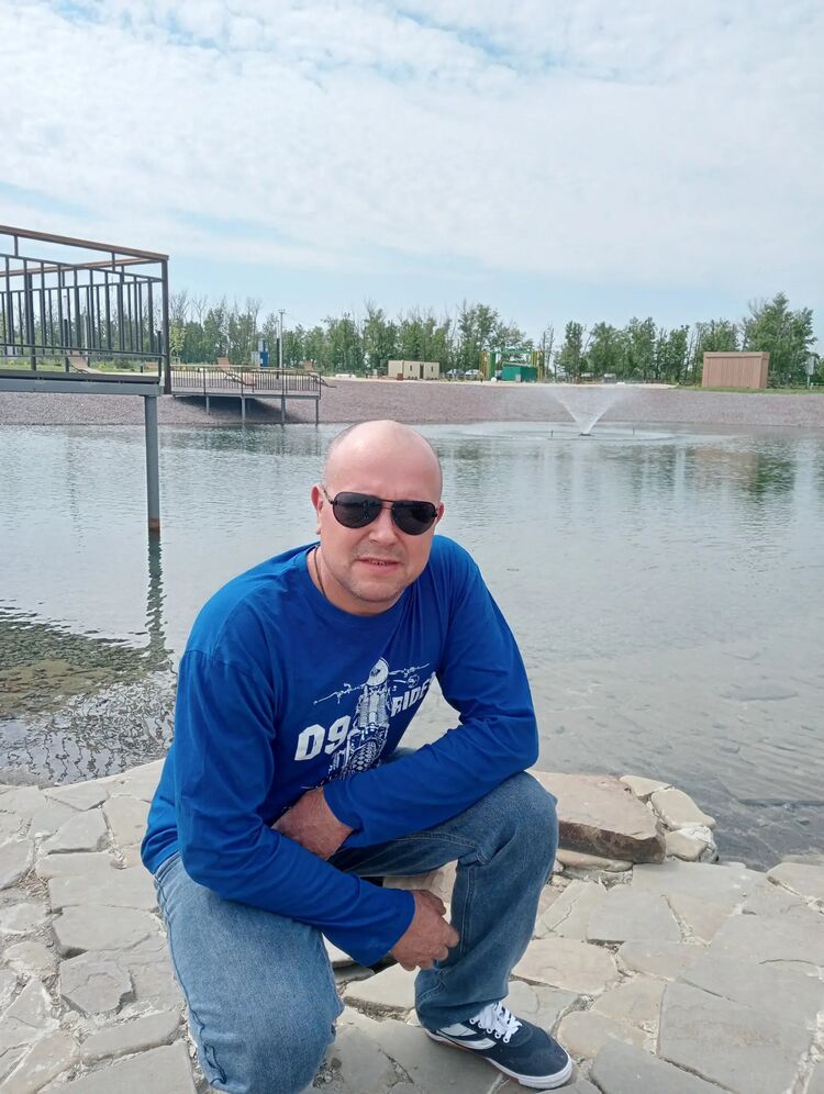  35734360  Pavel, 40 ,    