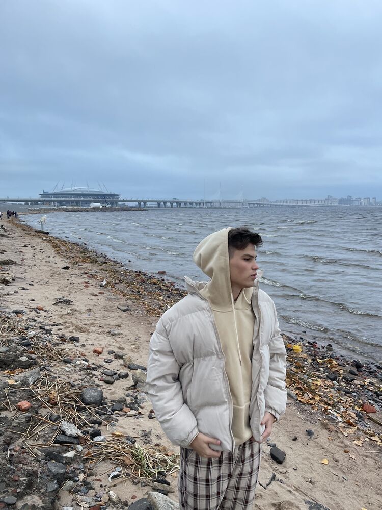  36685600  Denis, 21 ,    