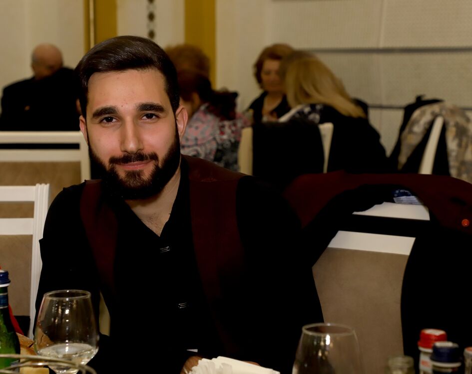  51100190  Narek, 22 ,    