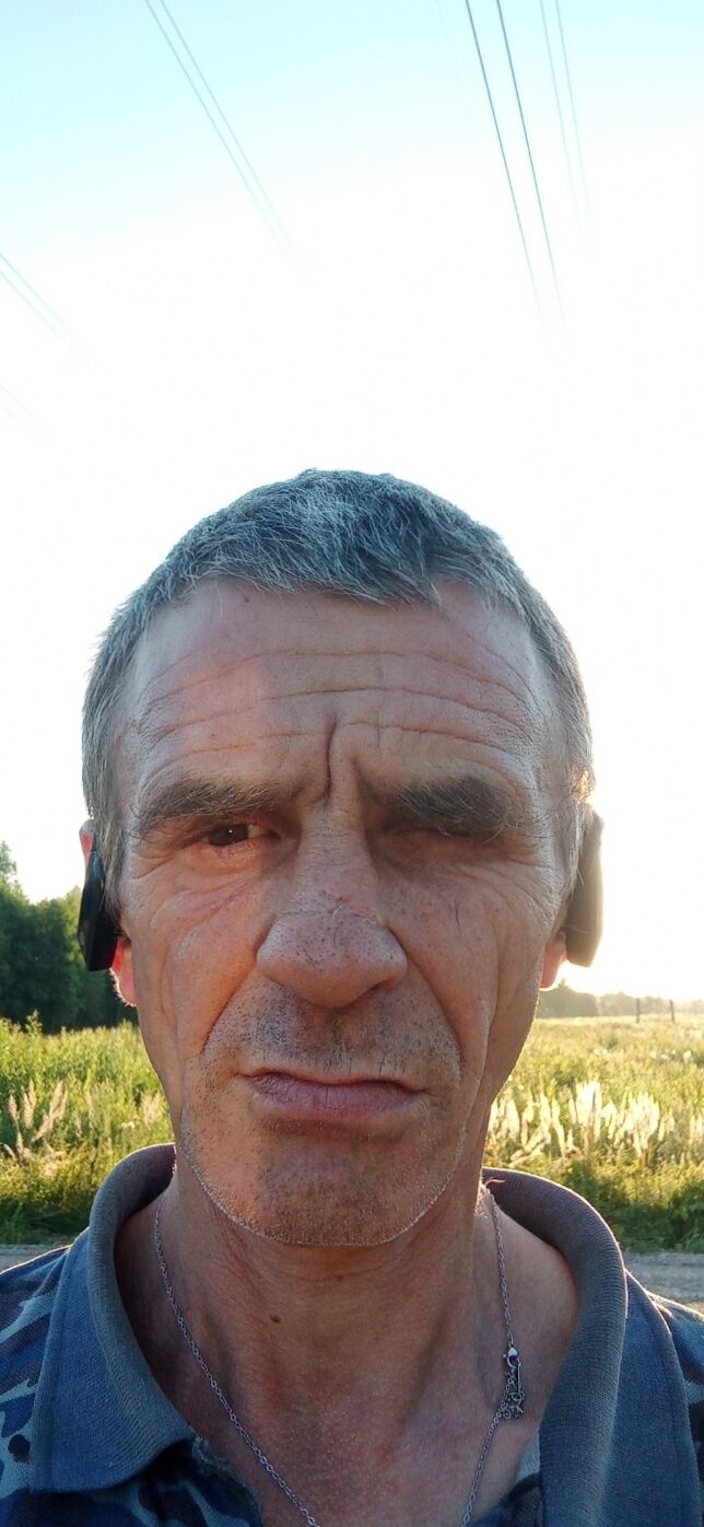  32410780  Viktor, 49 ,     