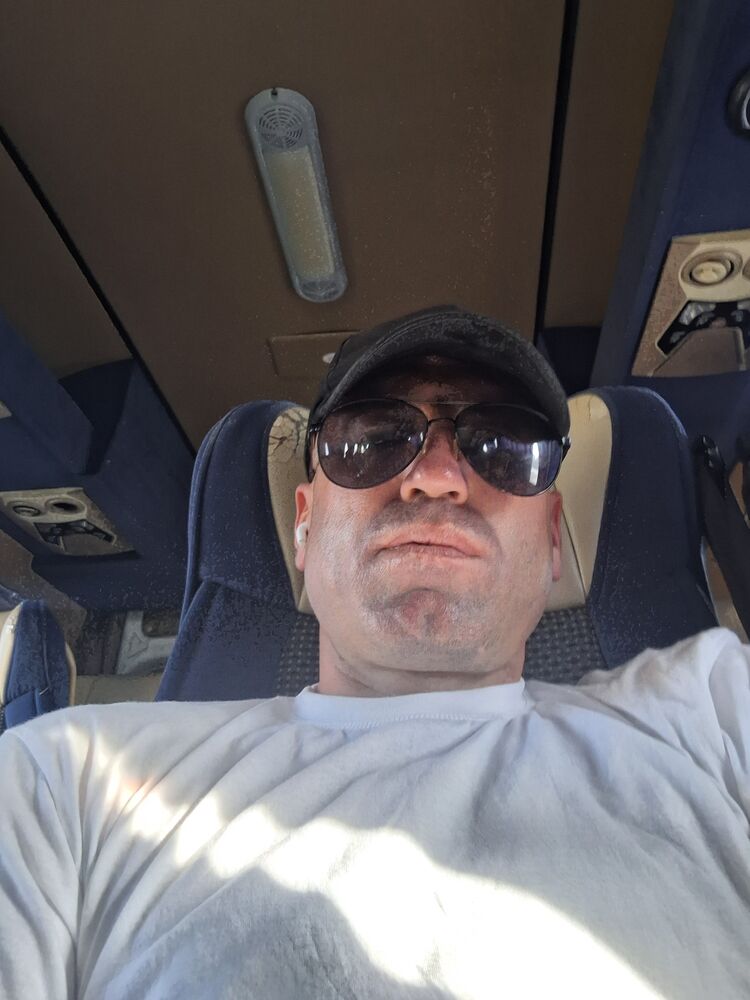  46126900  Vovcik, 37 ,    