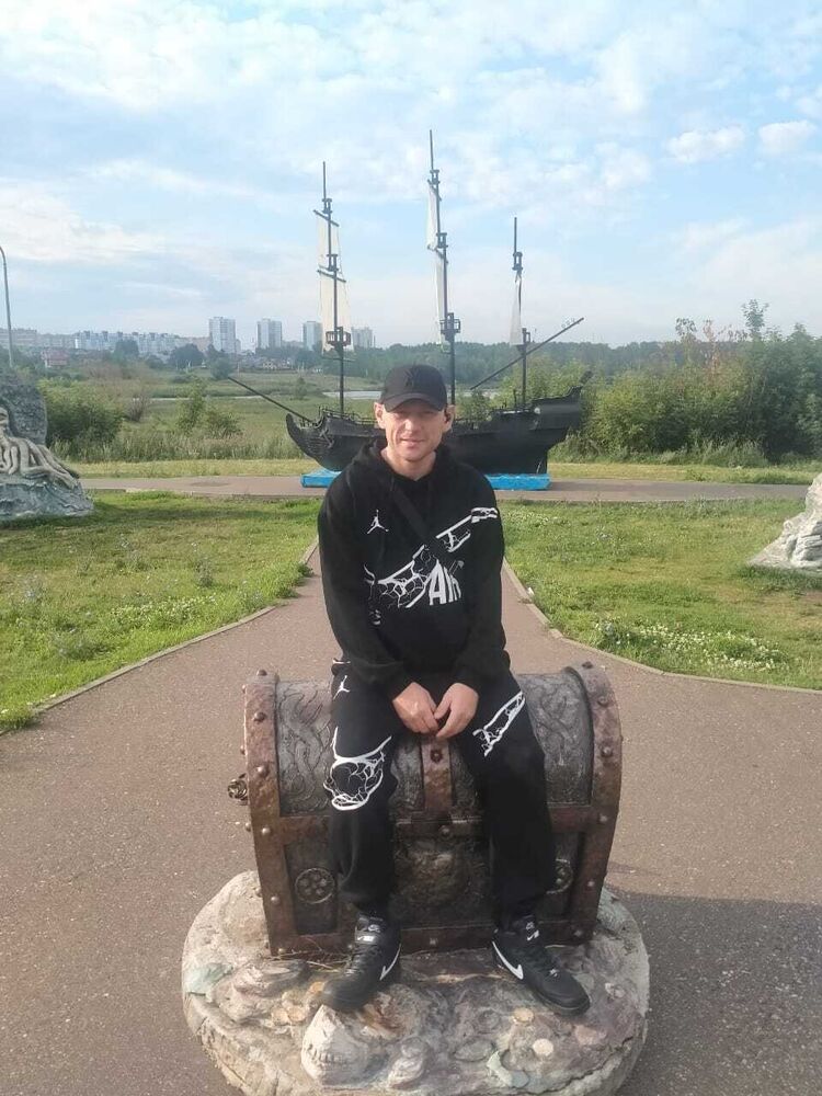  44909870  Pavel, 38 ,     