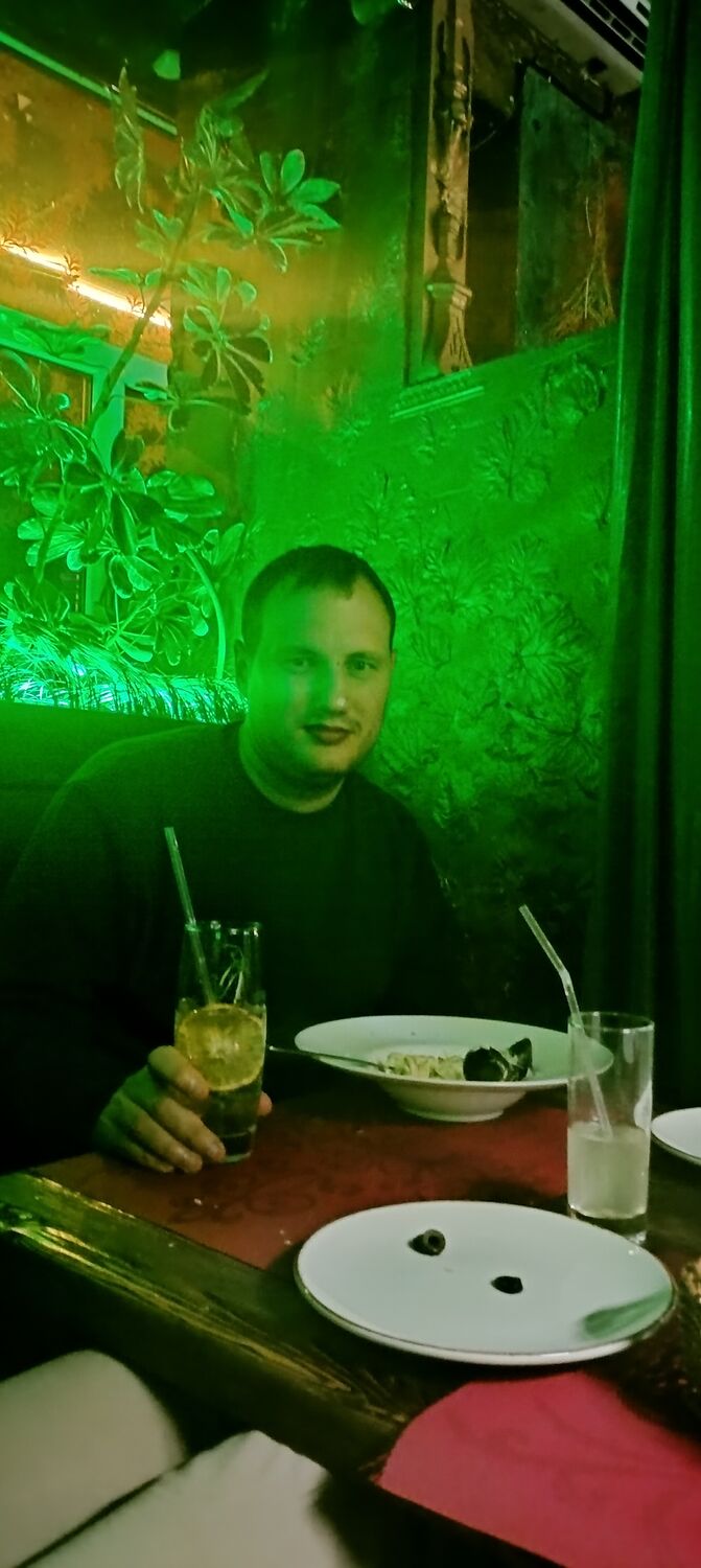  30032530  Mikhail, 32 ,    