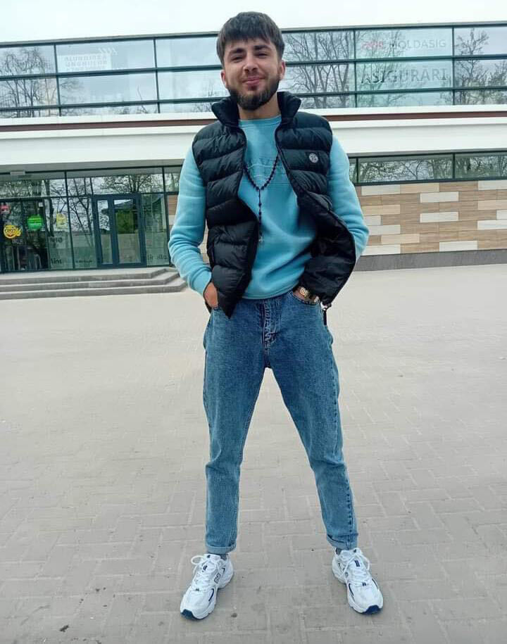  54067490  Denis, 23 ,    