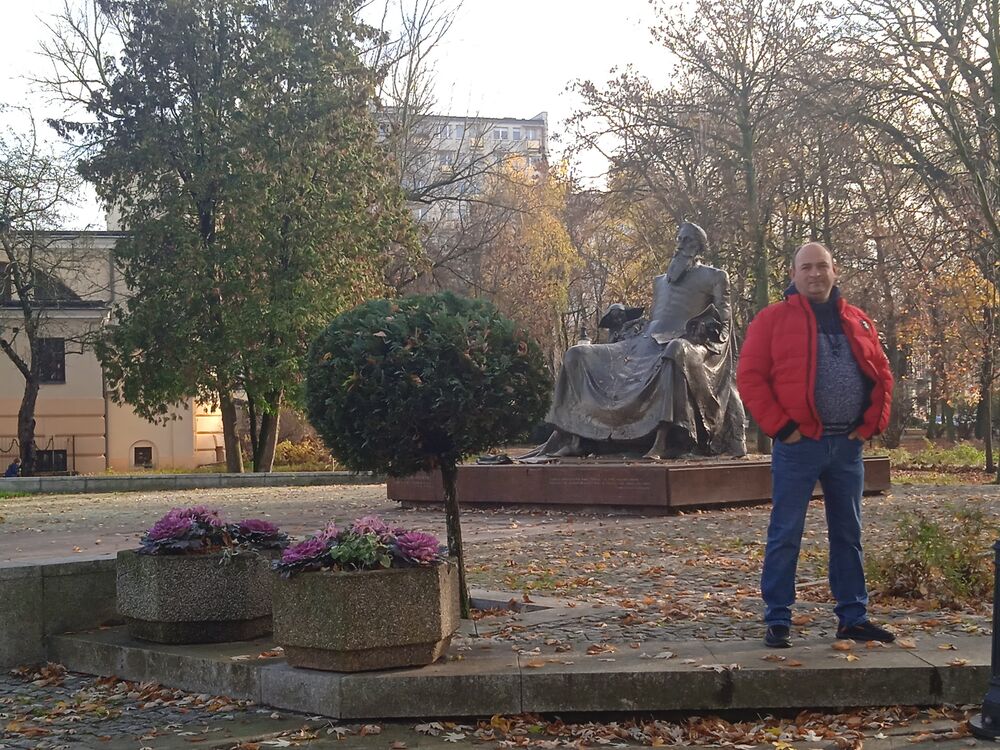  40328920  Iurii, 48 ,    