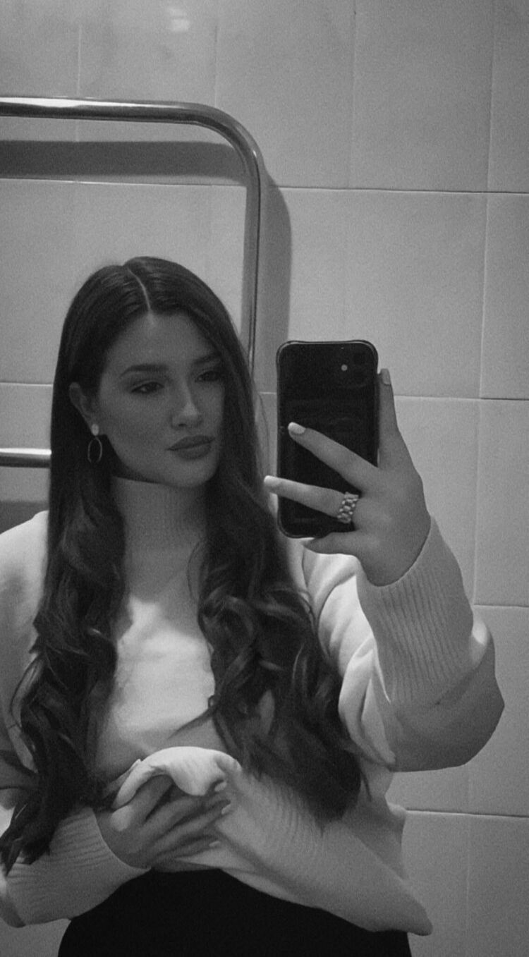  ,   Karina, 22 ,     