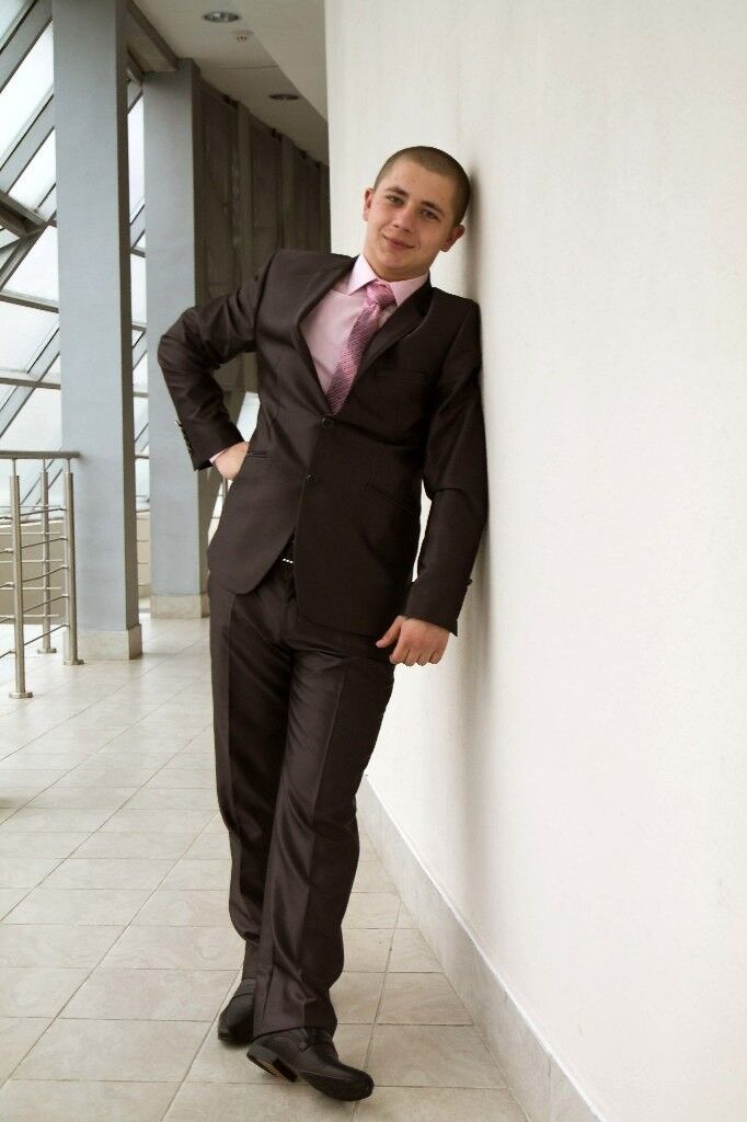  8895190  Anton, 32 ,    