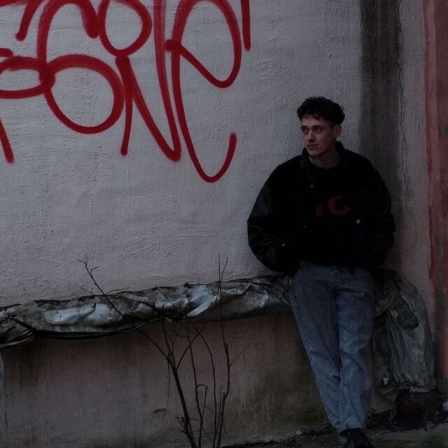  52780120  Denis, 27 ,    