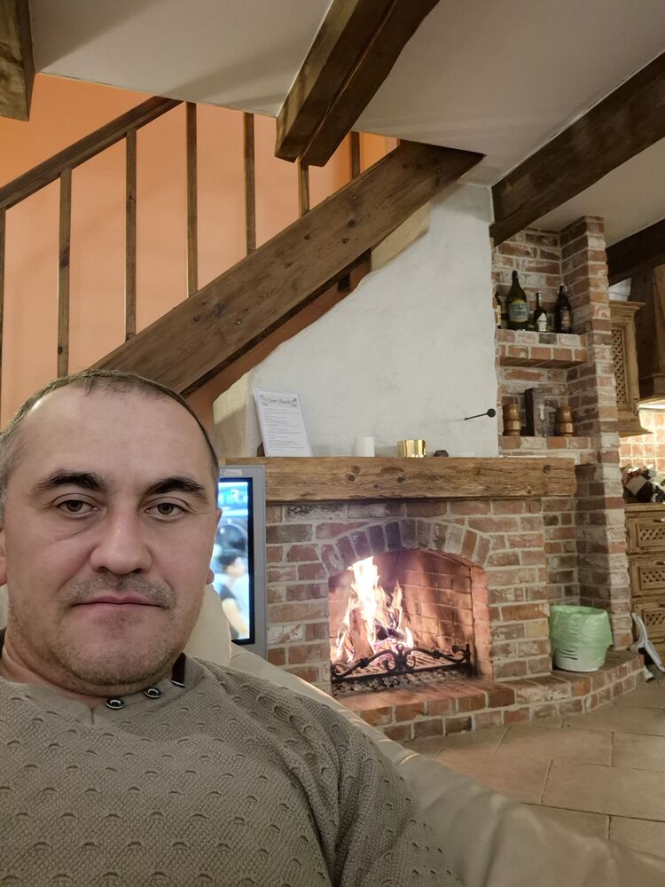  53990170  Mykhailo, 52 ,    