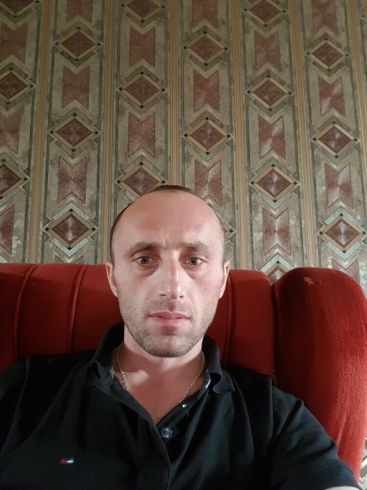  15931300  Davit, 41 ,    
