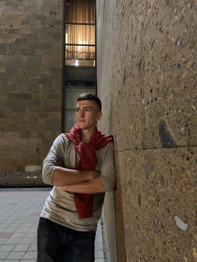  29442710  Artem, 21 ,    --