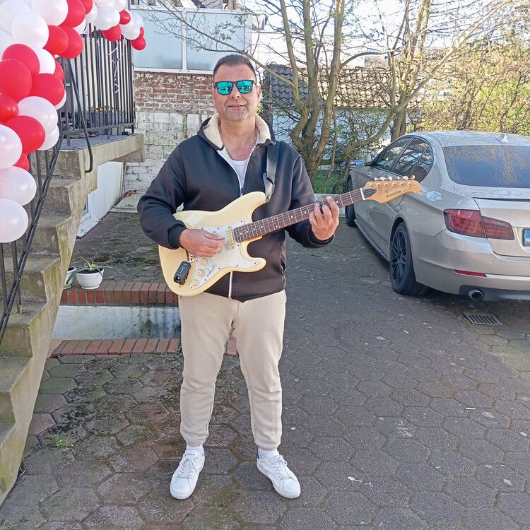  51181760  Aleksei, 51 ,    