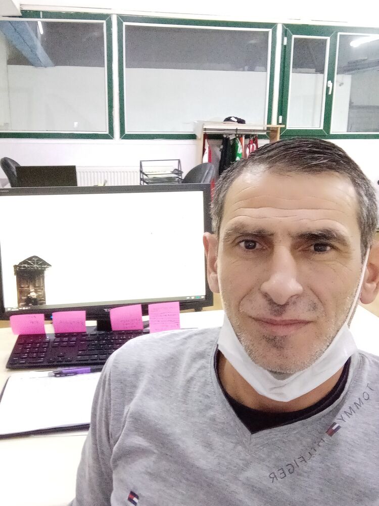  22725780  Zura, 39 ,    