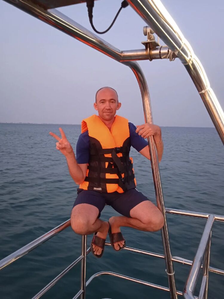  49990170  Viktor, 37 ,    