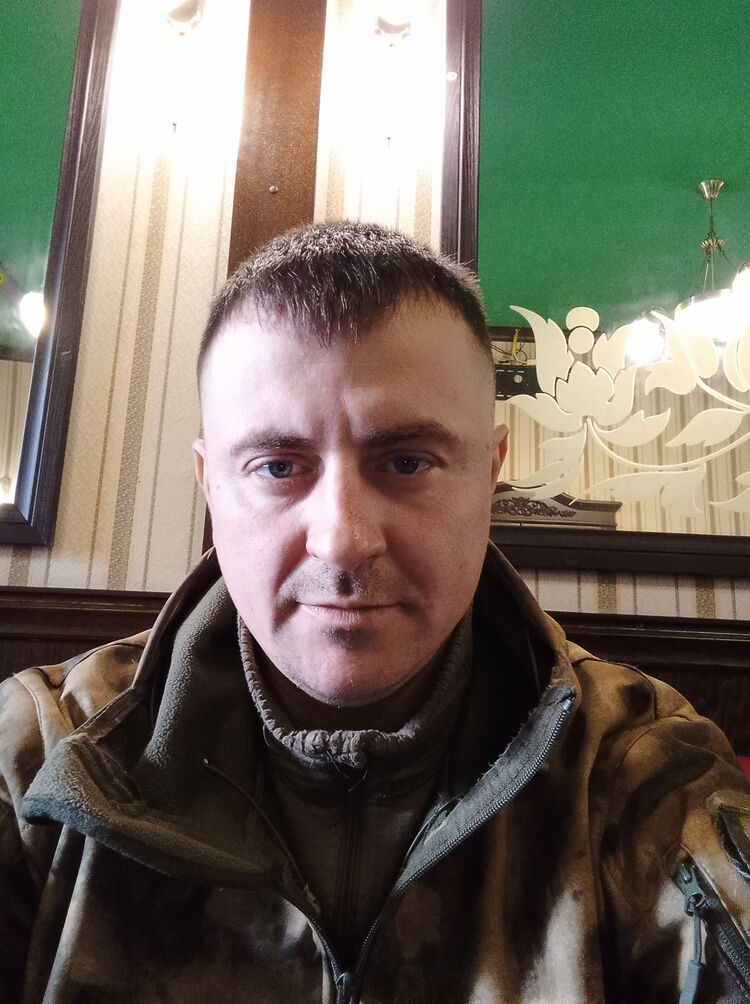  ,   Viktor, 40 ,   ,   
