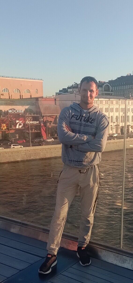  20400410  Oleg, 41 ,    