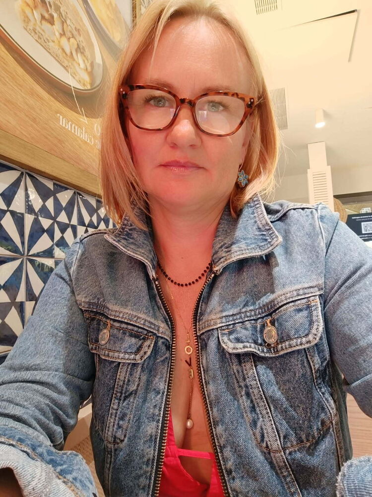  54206350  Alita, 47 ,    