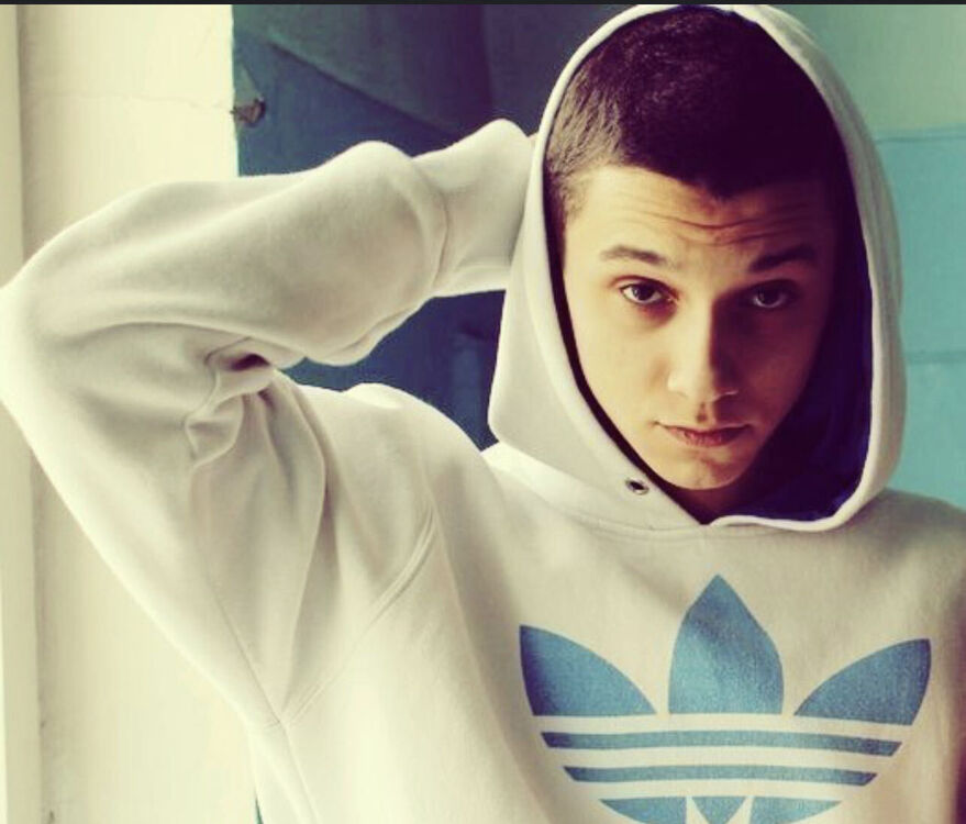  31795590  Artur, 36 ,    