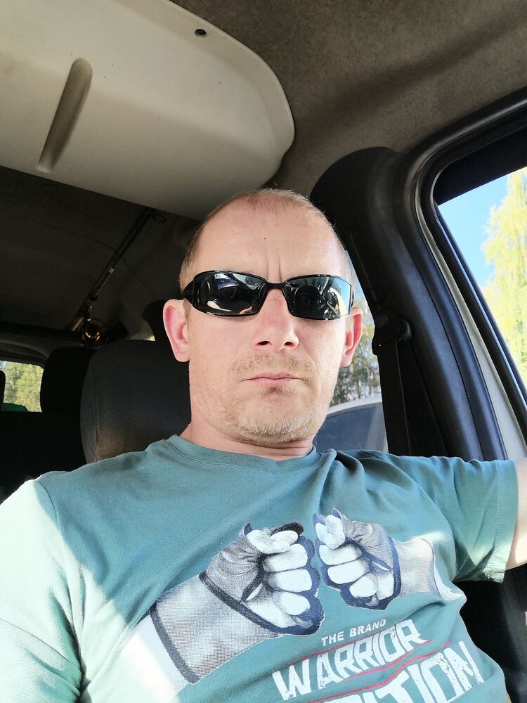  38045990  Viktor, 42 ,    