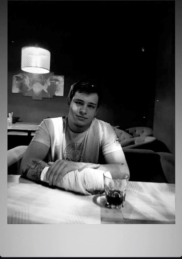  54344640  Idol, 21 ,    