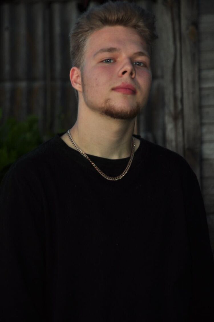  54728720  Michael, 19 ,    