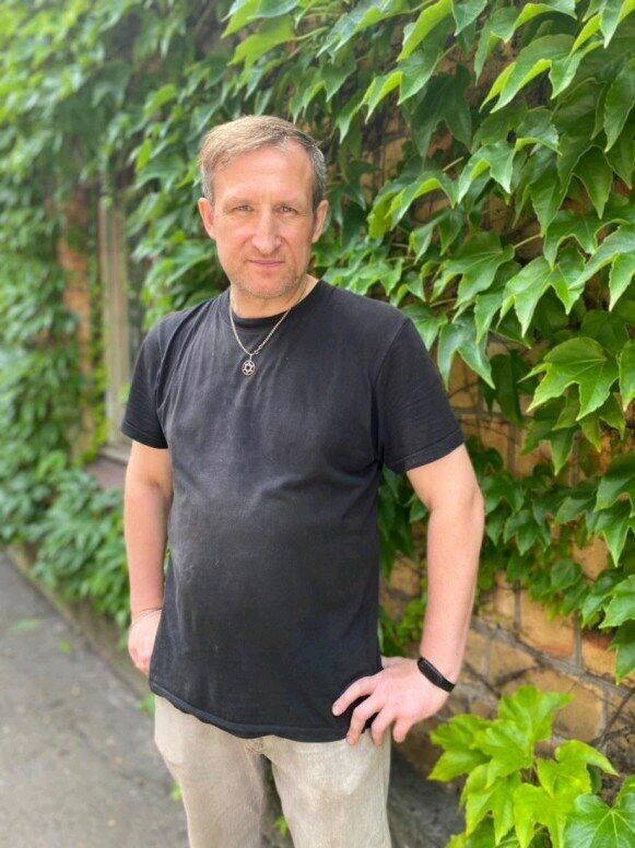  45628910  Viktor, 49 ,    