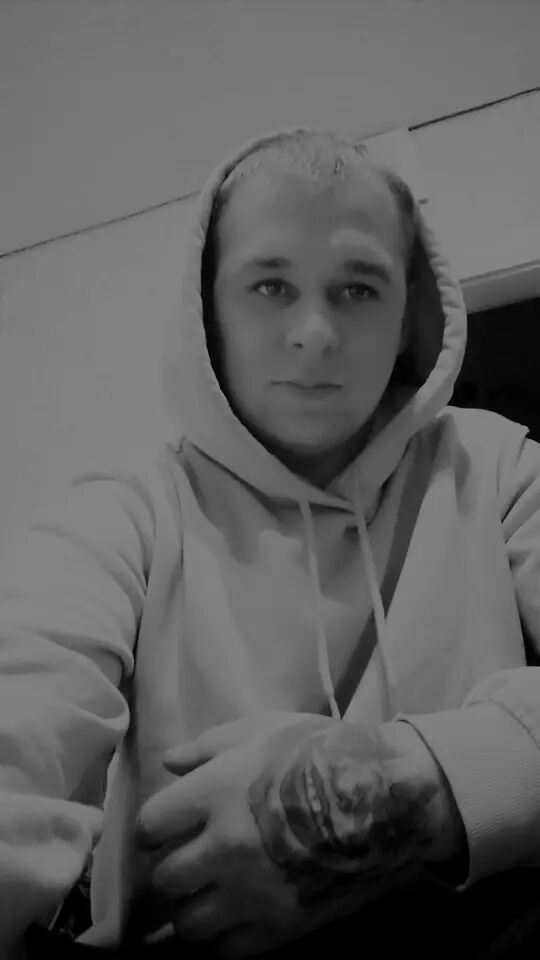  44047720  Viktor, 29 ,    