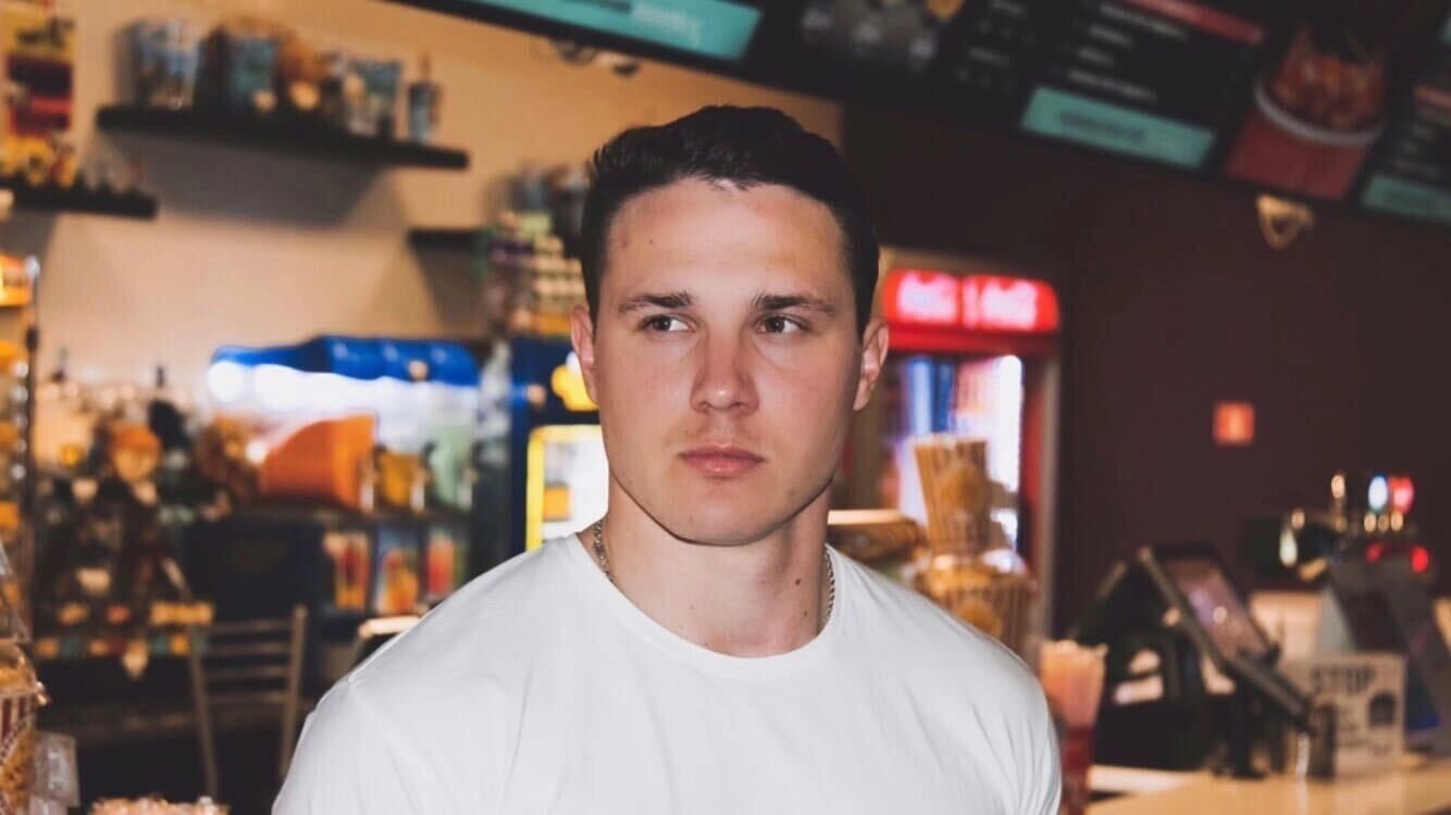  54605430  Roman, 29 ,    