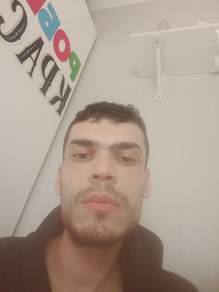  41433280  Robert, 28 ,    