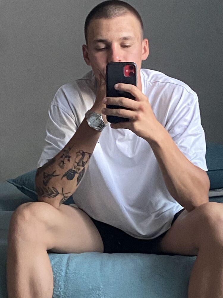  45469420  Daniil, 19 ,    