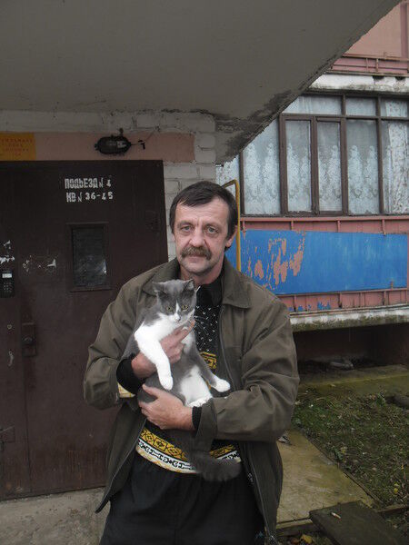  12049330  Viktor, 63 ,    