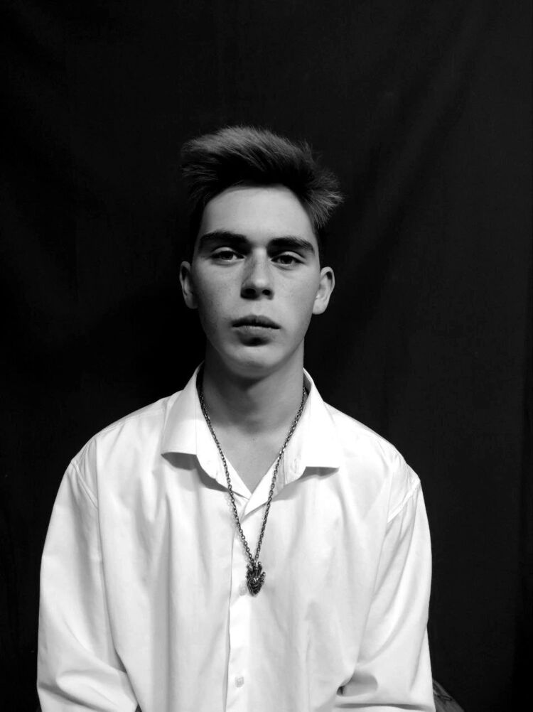  49197160  Artur, 21 ,    