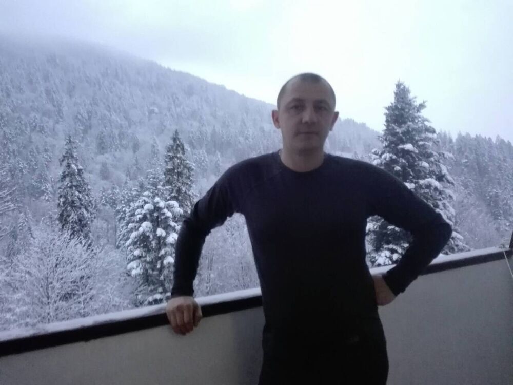  12031880  Vadim, 44 ,    