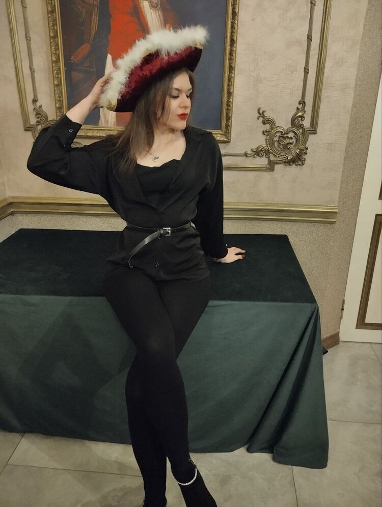  --,   Julia, 24 ,   ,   