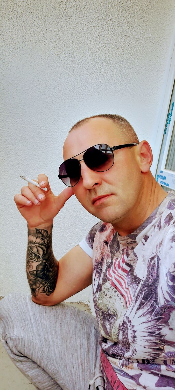  33197690  Sergei, 44 ,    
