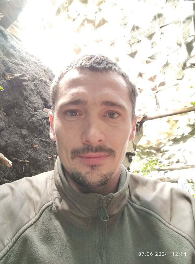  44037560  Valek, 32 ,    