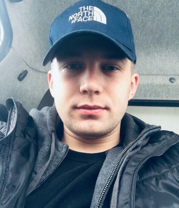  31833830  Artur, 26 ,    