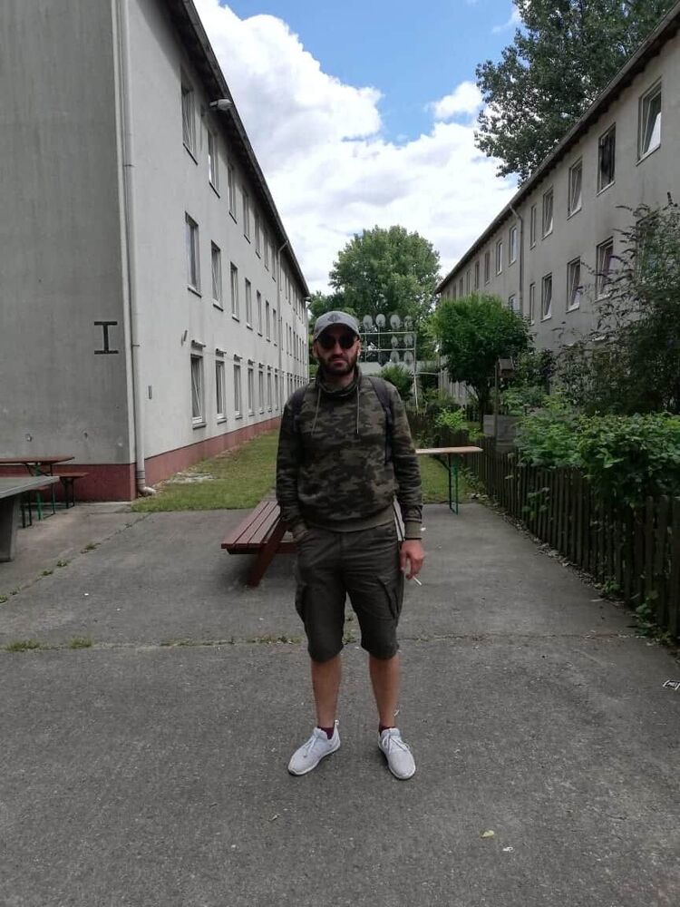  ,   Leon, 42 ,     , c 
