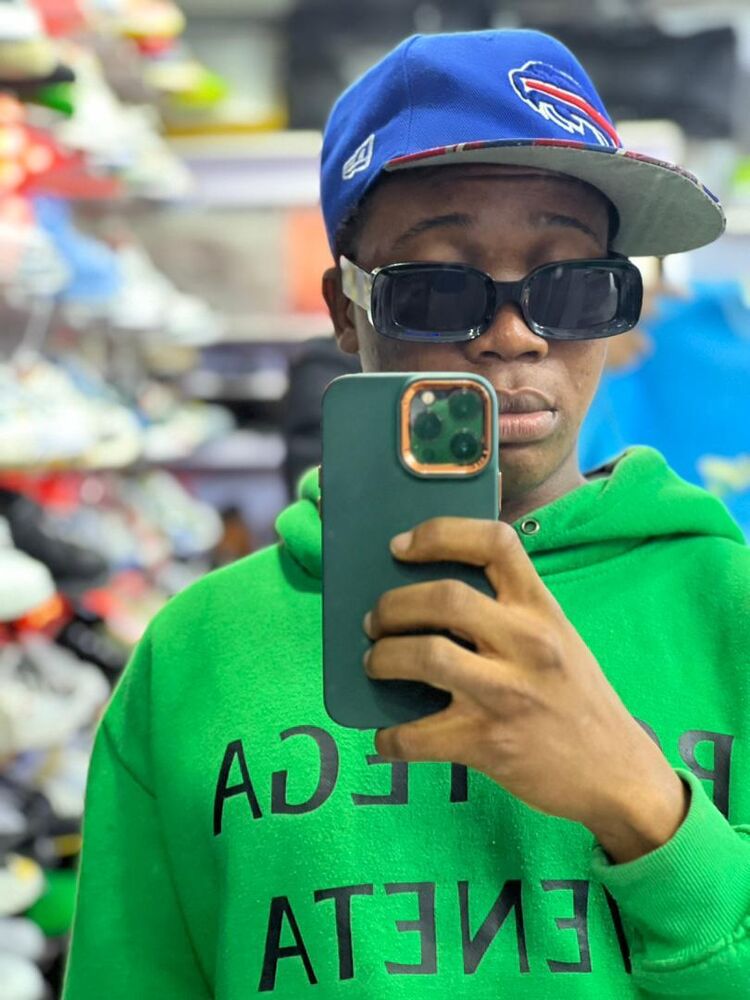  54439940  Andrew, 26 ,    -