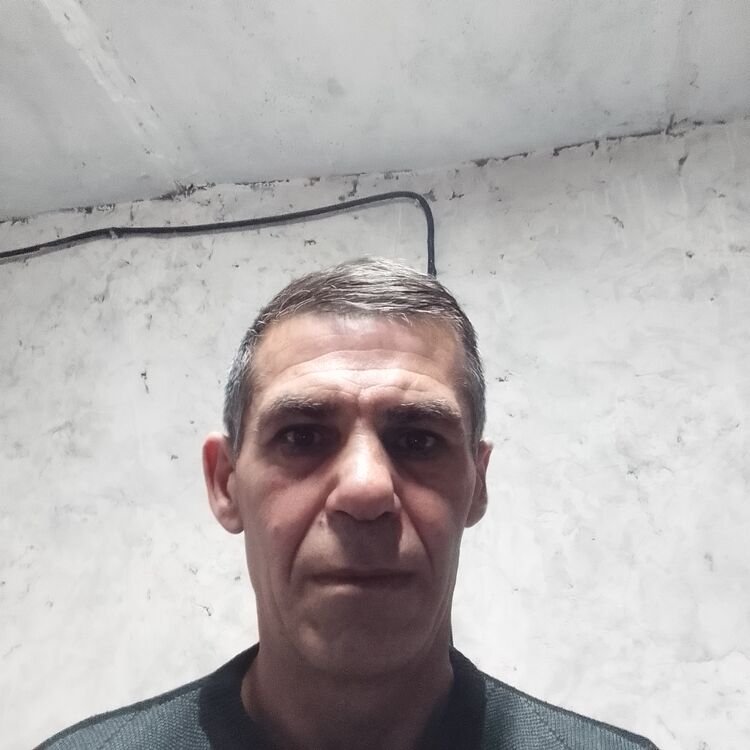  40940350  Artem, 47 ,    